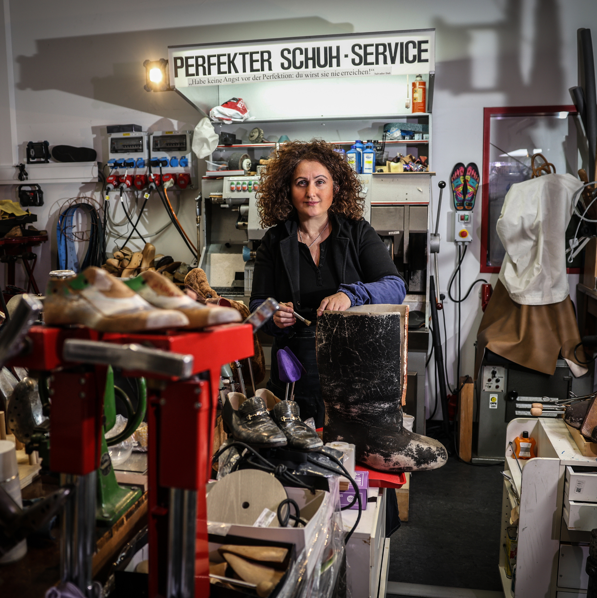 Schuhmacherin Lika Chkhutiashvili in der Werkstatt im Düsseldorfer Schauspielhaus