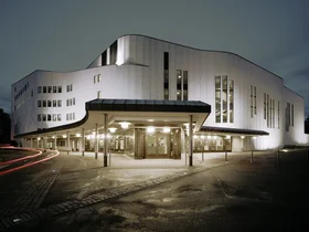 Aalto-Theater bei Nacht.