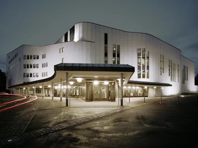 Aalto-Theater bei Nacht.