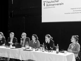 Einige Vorstände und Personen der Geschäftsführung bei der Mitgliederversammlung 2025