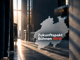 Blickwinkel von der Hinterbühne auf eine leere Bühne. Darüber halbtransparent eingeblendet: Die Umrisse des Bundeslands NRW; darüber gelegt der Text "Zukunftspakt Bühnen NRW".